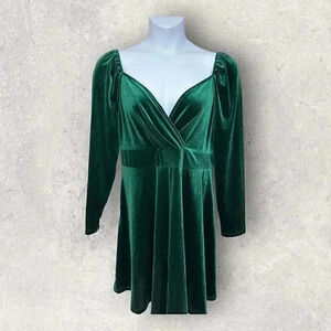Women’s green velvet dress size XL no tags, good condition